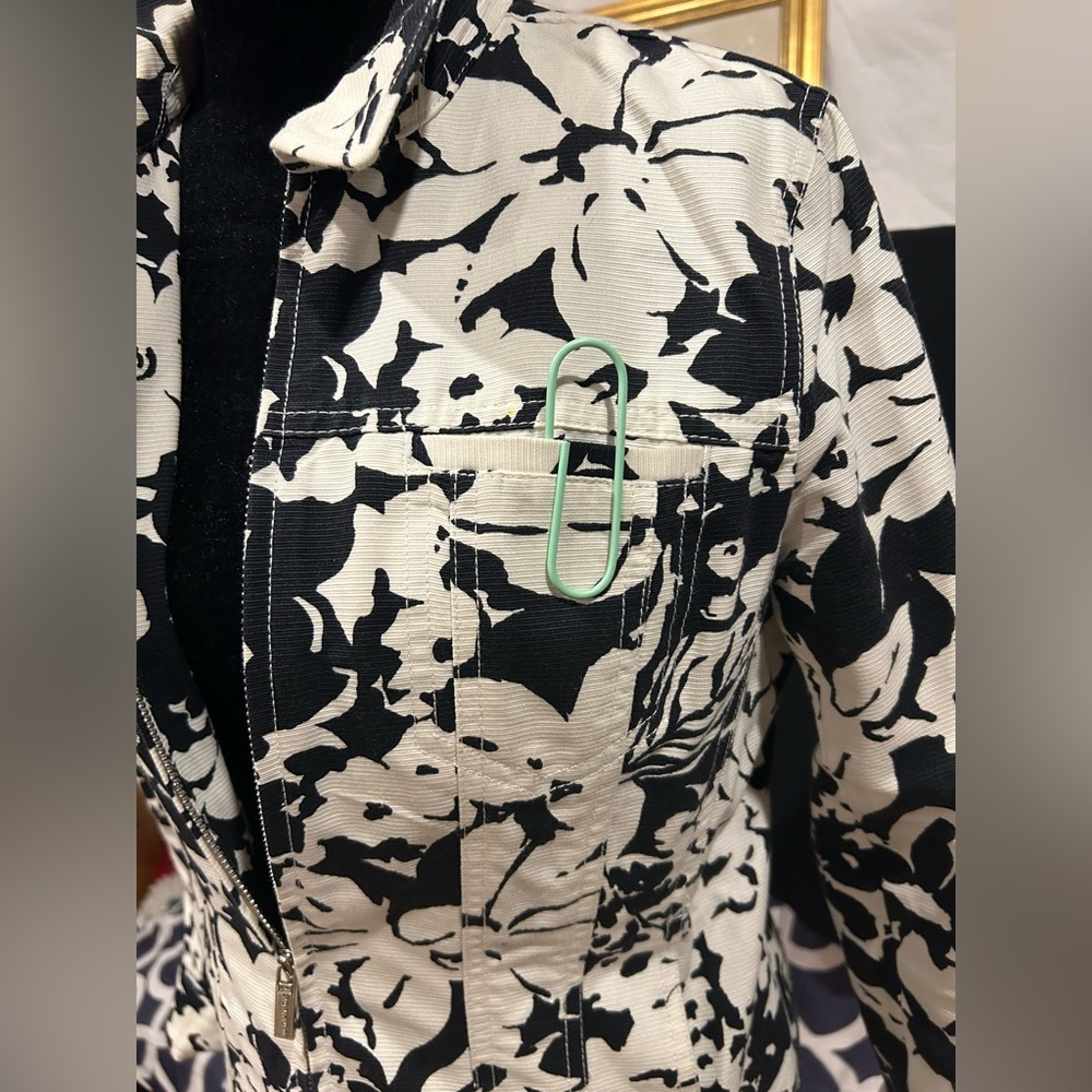 Rare Jones NY Jean Jacket, floral print 4 pockets with collar. NWOT Amazing!! - Picture 9 of 12